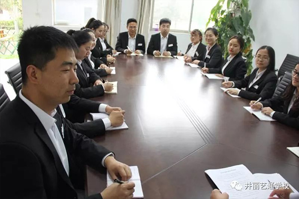 老师们在开周会 