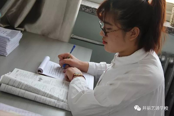 备课中专心致志的老师