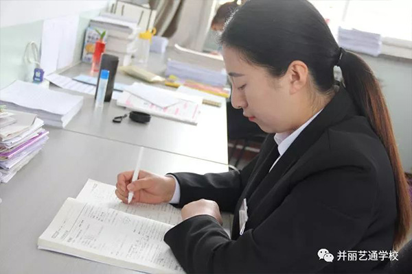 备课中专心致志的老师