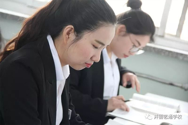 备课中专心致志的老师