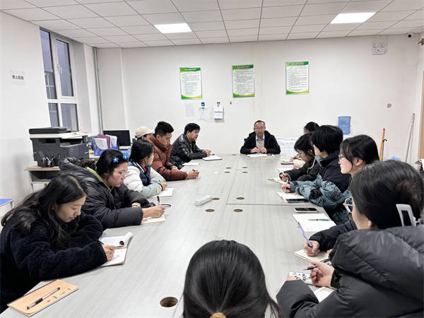 备课中专心致志的老师